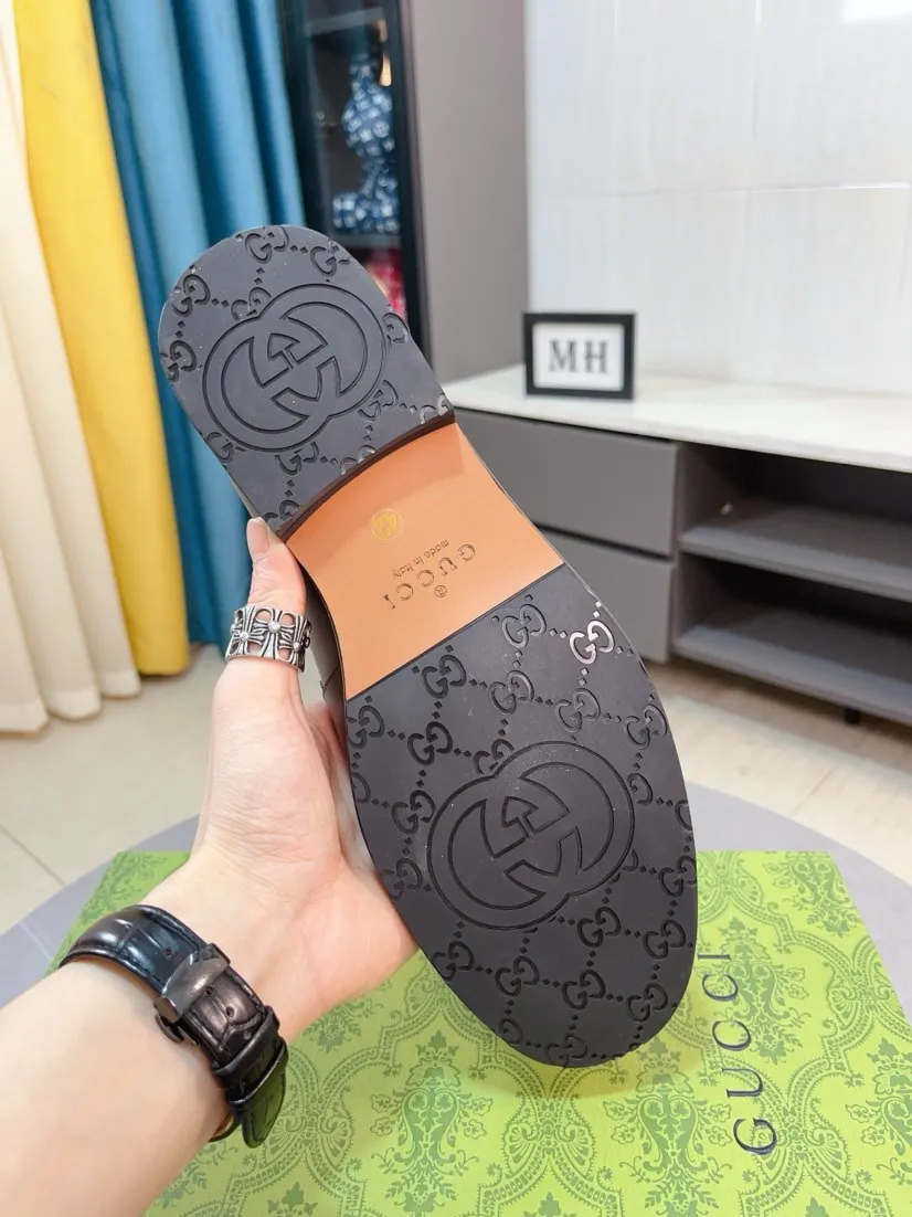 Men's shoes 💰500🌹🌹Niuli [GUCCI Gucci] A new style of formal men's leather shoes is coming~ The original quality upper is made of patent leather imported from Italy, the leather is soft and delicate, comfortable and soft first-layer cowhide lining, rubber wear-resistant outsole, the shoe shape is dignified and domineering, and the luxury charm cannot be concealed! The natural and free nouveau riche leads the trend. Code number: 38-44